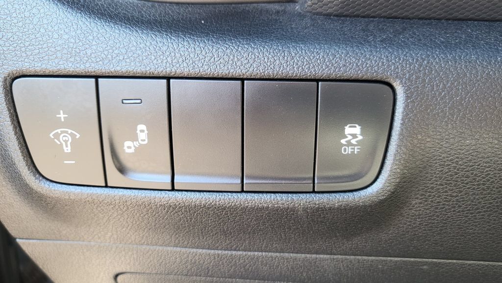 Used 2018 Hyundai Kona SEL FWD image 35