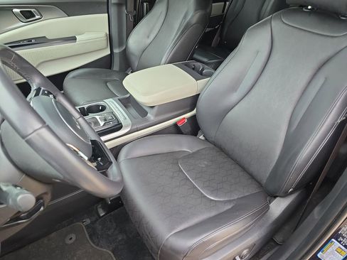 Used 2024 Kia Carnival LX FWD image 16