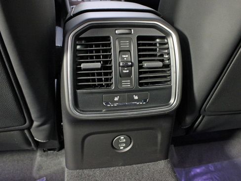 Used 2025 Porsche Macan image 36