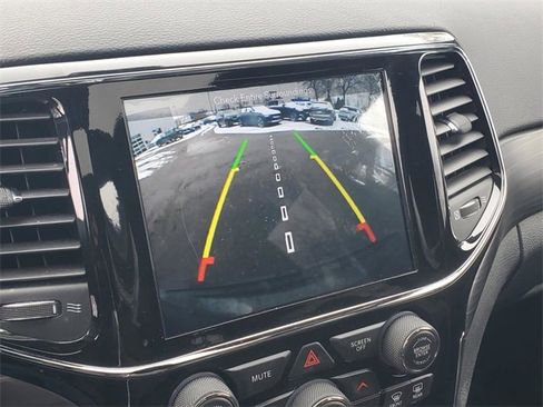 Used 2019 Jeep Grand Cherokee Altitude image 27