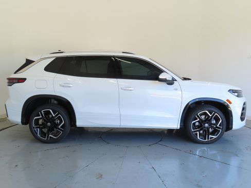 New 2026 Volkswagen Tiguan SEL R-Line image 2