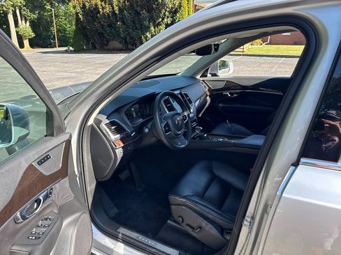 Used 2019 Volvo XC90 T6 Momentum w/ Protection Package AWD/4WD image 4