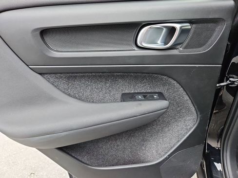 Used 2022 Volvo XC40 T5 Momentum image 29