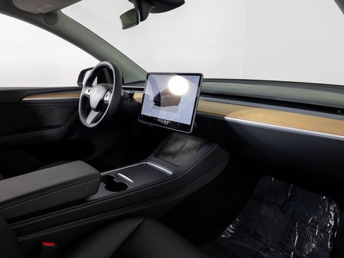 Used 2024 Tesla Model Y Long Range AWD/4WD image 27