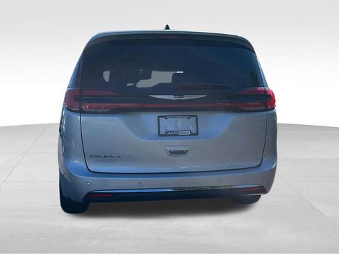Used 2024 Chrysler Pacifica Touring-L image 4
