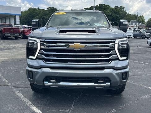 Used 2024 Chevrolet Silverado 2500 High Country w/ High Country Premium Package AWD/4WD image 3
