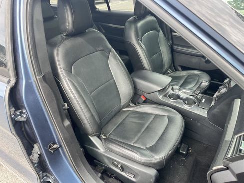 Used 2018 Ford Explorer XLT w/ Equipment Group 202A AWD/4WD image 16