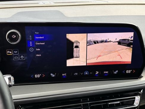 Used 2025 Chevrolet Traverse LT w/ Driver Confidence Package FWD image 15