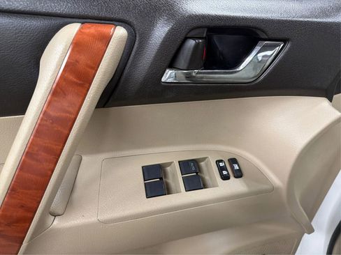 Used 2010 Toyota Highlander Limited FWD image 17