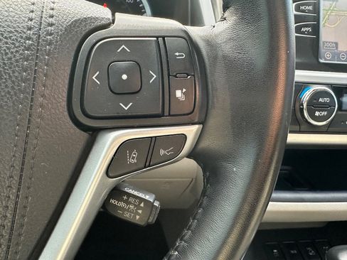 Used 2019 Toyota Highlander XLE image 27