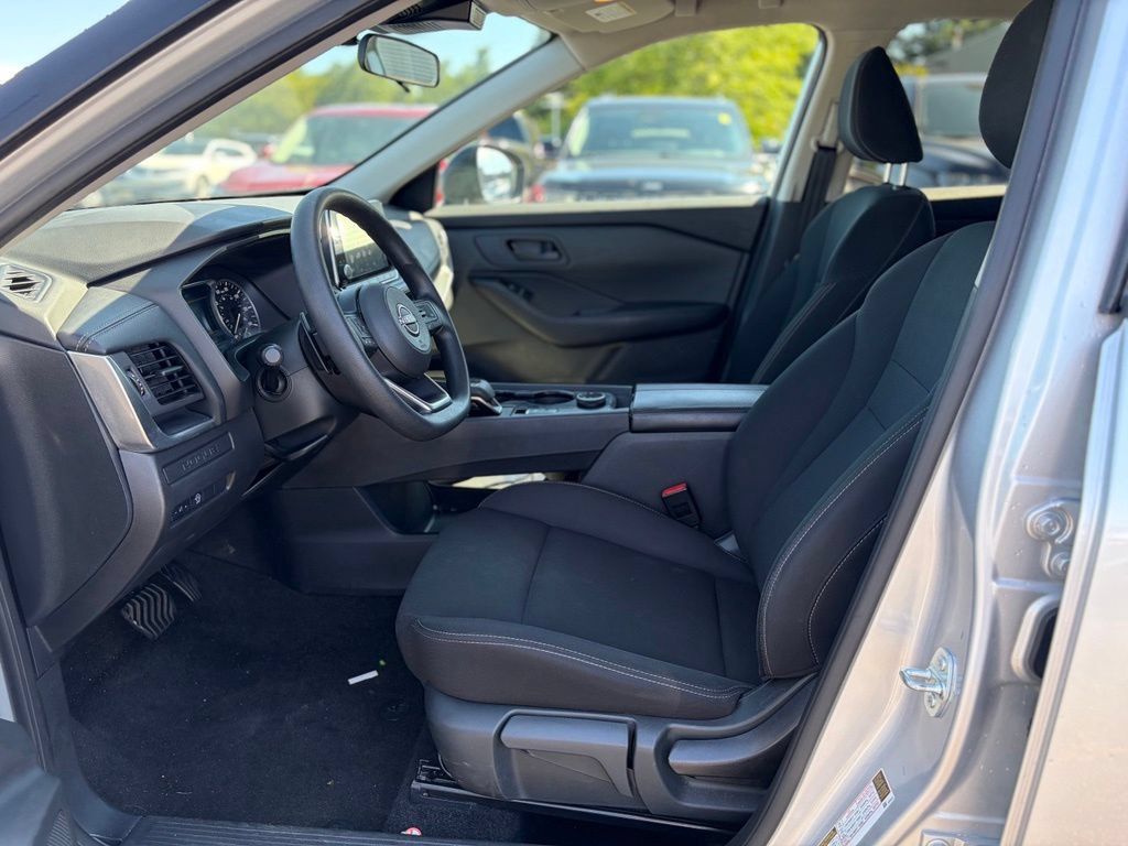 Used 2024 Nissan Rogue S AWD/4WD image 18