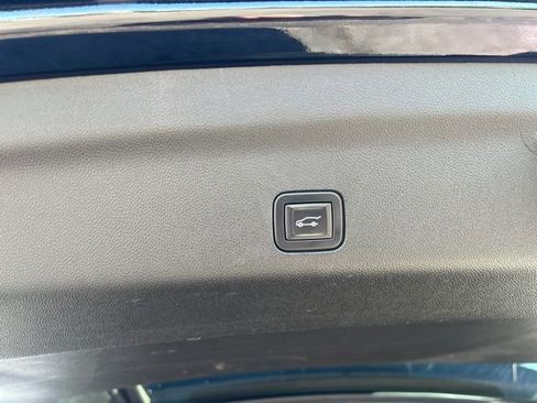 Used 2021 Chevrolet Tahoe Z71 w/ Z71 Signature Package image 32