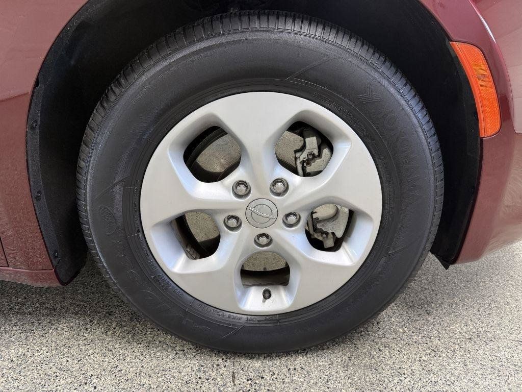 Used 2018 Chrysler Pacifica Touring Plus FWD image 39