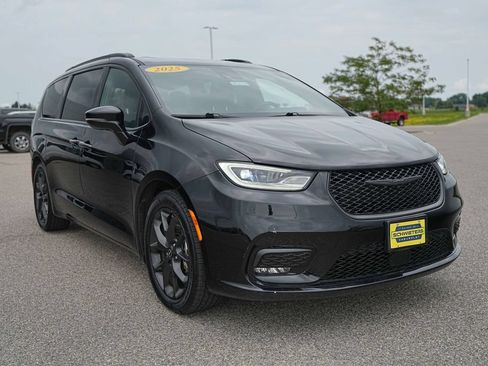 Used 2025 Chrysler Pacifica Limited FWD image 4