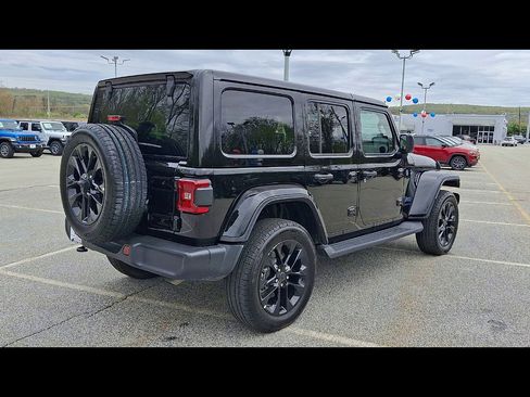 Certified 2025 Jeep Wrangler Unlimited Sahara AWD/4WD image 8