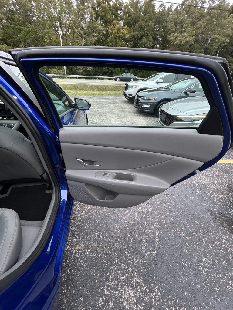 Used 2021 Hyundai Elantra SE FWD image 12