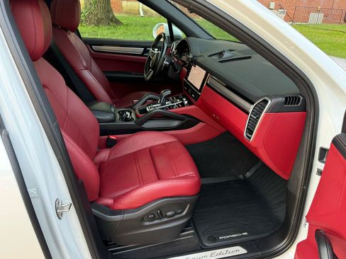 Used 2022 Porsche Cayenne AWD/4WD image 25