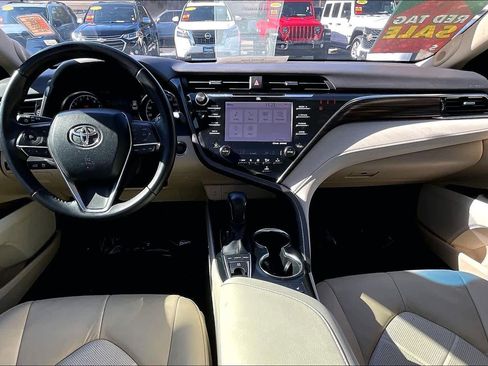 Used 2018 Toyota Camry XLE image 14