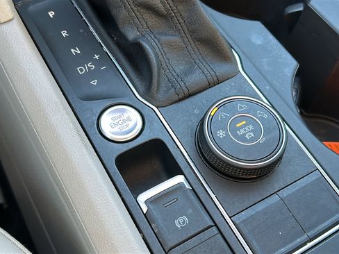 Used 2019 Volkswagen Atlas SE w/ Towing Package image 16