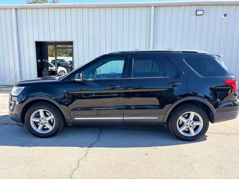 Used 2017 Ford Explorer XLT w/ Equipment Group 202A image 2