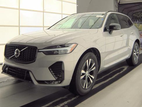 Used 2025 Volvo XC60 B5 Core AWD/4WD image 2
