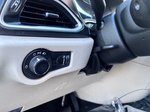 Used 2020 Chrysler Voyager L FWD image 29