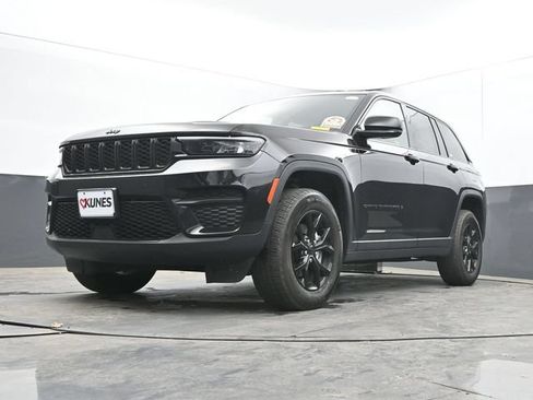 Used 2025 Jeep Grand Cherokee Altitude AWD/4WD image 45