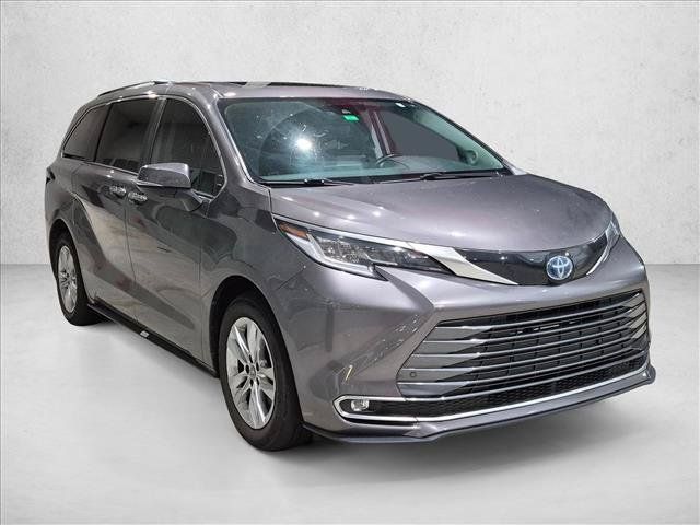 Used 2022 Toyota Sienna Limited FWD image 3