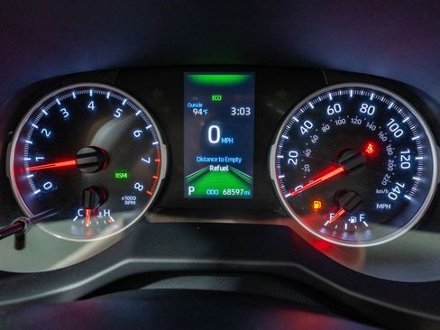 Used 2021 Toyota RAV4 XLE w/ Convenience Package FWD image 23
