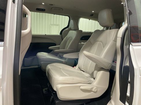 Used 2021 Chrysler Pacifica Touring-L image 24