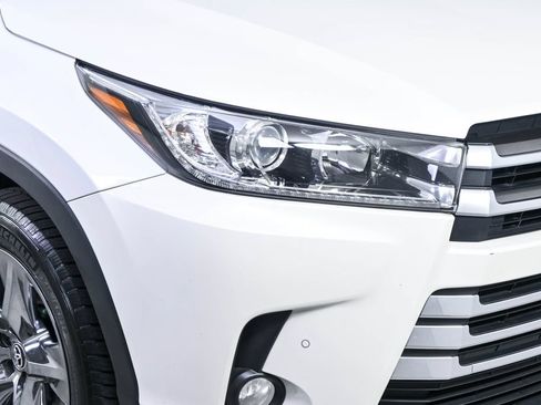 Used 2018 Toyota Highlander Limited Platinum FWD image 38