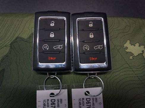 Used 2023 Jeep Grand Cherokee Limited image 18