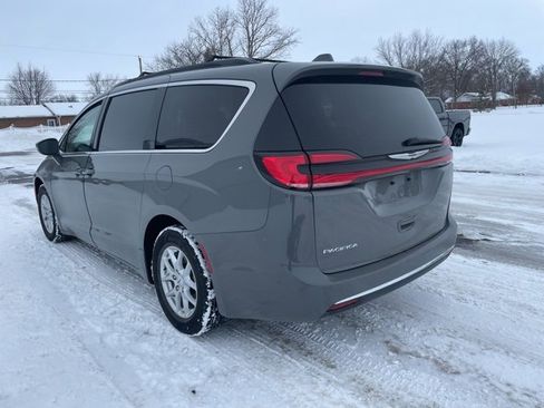 Used 2022 Chrysler Pacifica Touring-L image 2