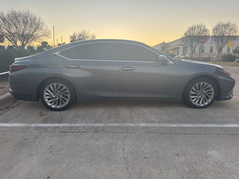 Used 2019 Lexus ES 350 Ultra Luxury w/ Accessory Package 2 image 4