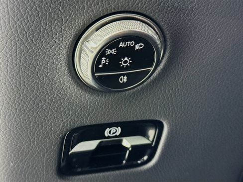 Used 2025 Mercedes-Benz GLC 300 image 11
