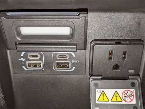 Used 2019 Jeep Cherokee Limited image 18