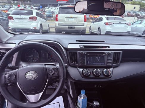 Used 2018 Toyota RAV4 LE FWD image 12
