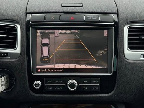 Used 2015 Volkswagen Touareg TDI AWD/4WD image 4