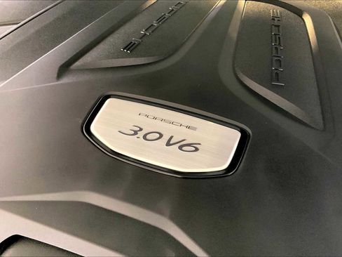 Used 2023 Porsche Cayenne w/ Premium Package image 33