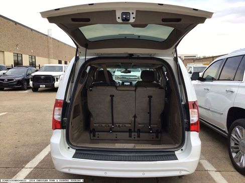 Used 2014 Chrysler Town & Country Touring-L w/ Driver Convenience Group image 17