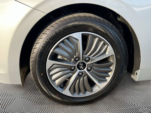 Used 2022 Hyundai Ioniq SE image 28