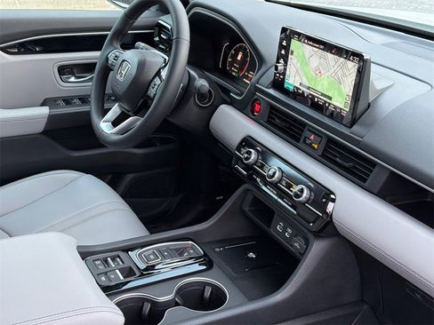 New 2025 Honda Pilot Touring image 9