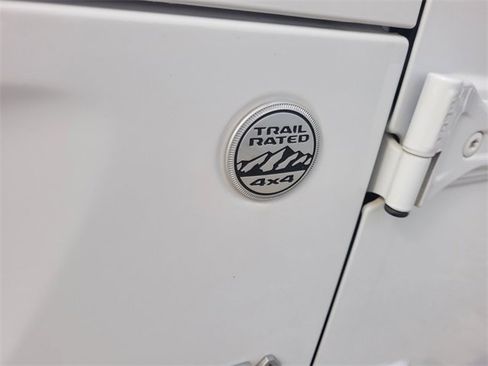 Used 2019 Jeep Wrangler Unlimited Sahara image 5