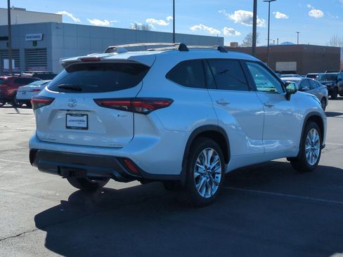New 2026 Toyota Highlander Limited image 5