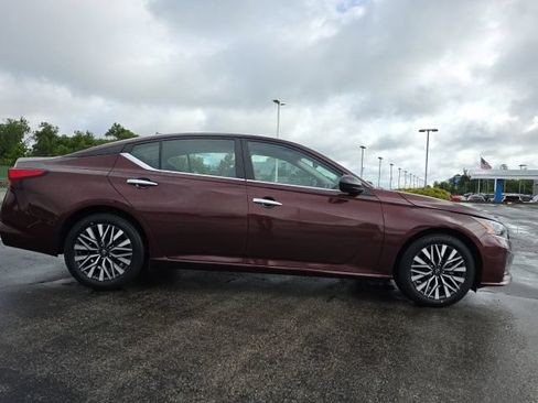 Used 2024 Nissan Altima 2.5 SV FWD image 9