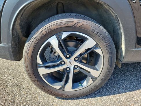 Used 2025 Chevrolet Trax RS w/ Sunroof Package FWD image 27