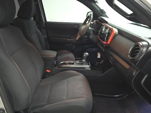 Used 2017 Toyota Tacoma TRD Sport w/ Premium & Technology Package AWD/4WD image 9