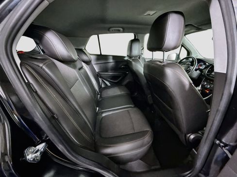 Used 2022 Chevrolet Trax LT w/ Midnight Edition AWD/4WD image 27