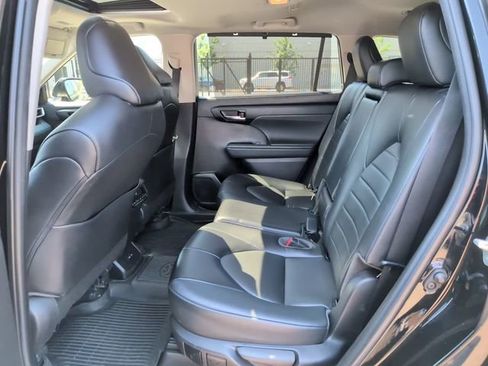 Used 2022 Toyota Highlander XLE AWD/4WD image 10
