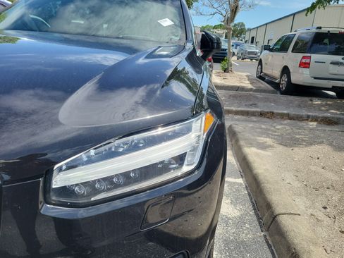 Used 2020 Volvo XC90 T6 Momentum w/ Protection Package AWD/4WD image 4